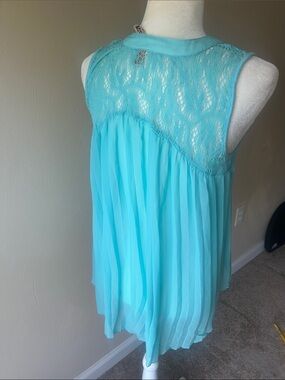 Eyeshadow Teal Sleeveless Button-Front Blouse